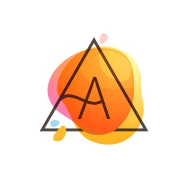 Üçgen çerçeveli A harfi suluboya arka planda. Renk kaplama biçimi. Klasik tasarım için mükemmel vektör simgesi, komik suluboya posterleri, geometri etiketleri, vs..