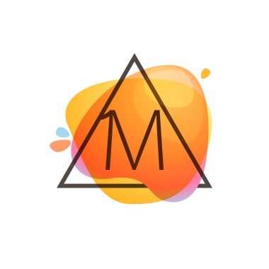 Üçgen çerçeveli M harfi logosu suluboya arka planda. Renk kaplama biçimi. Klasik tasarım için mükemmel vektör simgesi, komik suluboya posterleri, geometri etiketleri, vs..