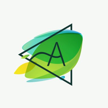 Yeşil yapraklı üçgen çerçeveli A harfi suluboya arka plan. Botanik etiketler, manzara başlıkları, geri dönüşüm posterleri, organik kartlar için vektör ekoloji yazı tipi.