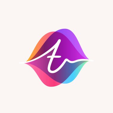 T harfi, şeffaflık ses dalgaları logo tasarımı kavramına sahip. Herhangi bir ses elektronik etiketinde, müzik posterlerinde, dj kimliğinde vs. kullanmak için vektör simgesi mükemmel.