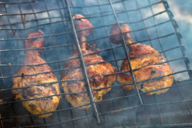 Izgara tavuk pişirme et ızgara üzerinde