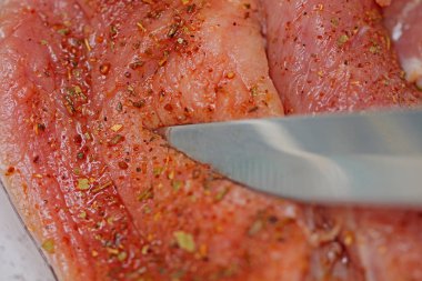 Et pişirme ve baharatlar ile biftek kızartma için