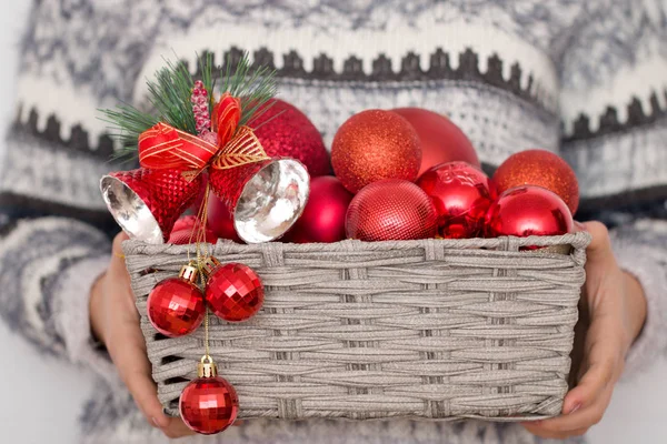 Oyuncak kız elinde Noel ağacı üzerinde