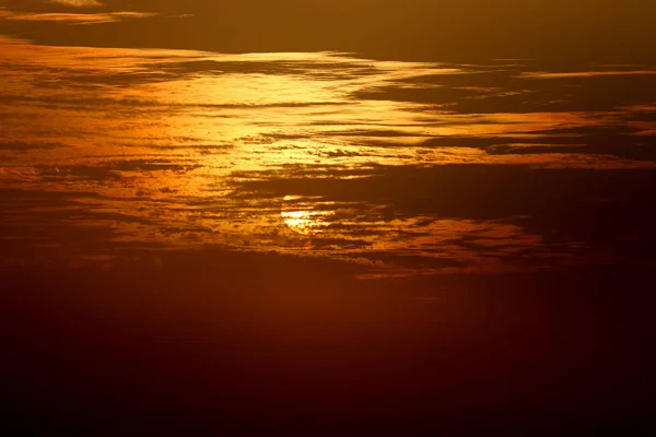 Ηλιοβασίλεμα Στη Θάλασσα Κόκκινο Ήλιο Κάθεται Πίσω Από Τον Ορίζοντα — Φωτογραφία Αρχείου