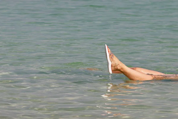 Girl Legs Background Sea Salt Dead Sea — Stock Photo, Image