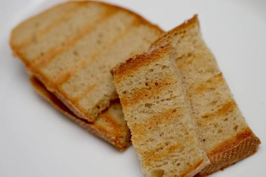 Beyaz bir arka plan üzerinde kızarmış kruton ekmek