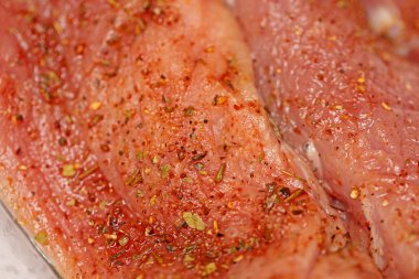 Et pişirme ve baharatlar ile biftek kızartma için