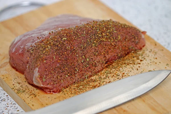 Carne Para Cozinhar Fritar Bifes Com Especiarias — Fotografia de Stock