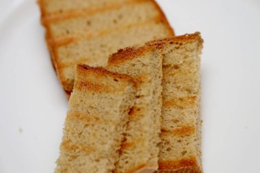 Beyaz bir arka plan üzerinde kızarmış kruton ekmek