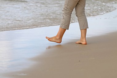 kızın bacakları deniz ve kum arka planı