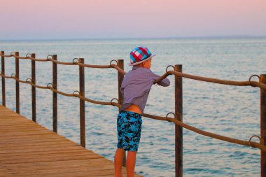 bir genç çocuk, duba, reklam deniz dinlenmek