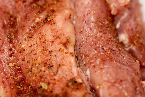 Mięso Gotowania Smażenia Steki Przyprawami — Zdjęcie stockowe
