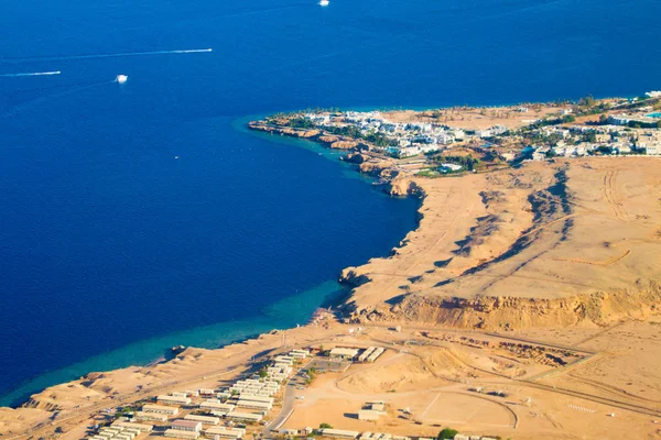 Uçuş yüksekliği, otel binası ve Kızıldeniz ile Mısır
