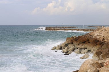 Deniz kayaların kıyısıdır.