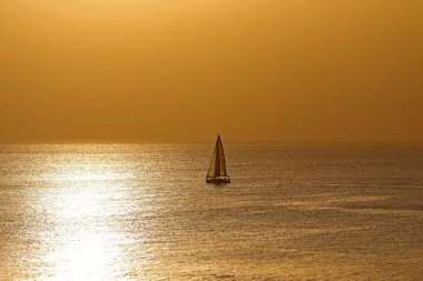 deniz kıyısında günbatımı