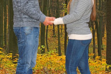 kız ormanda Jeans bir adamla