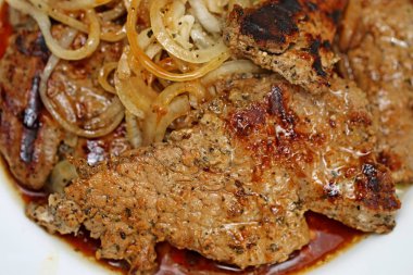 Kızarmış et bir kapta soğan ile