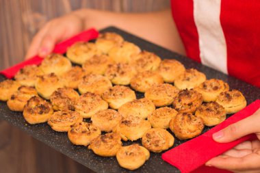 Aşçı'nın elinde pişirme çanağı