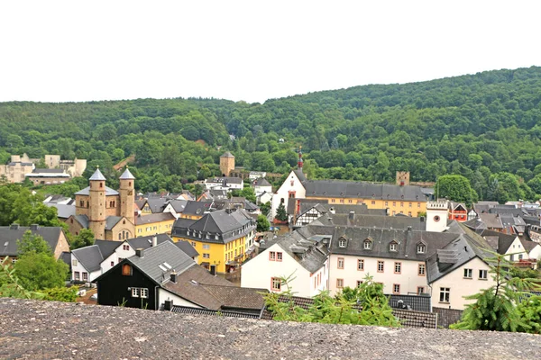 Ville Est Petite Parmi Les Montagnes Avec Vignoble — Photo