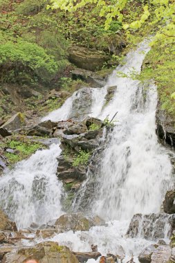 taşlar arasında dağlarda şelale