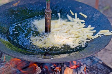 tavada patates için yanıyor