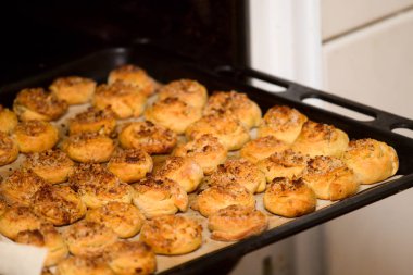 Aşçı'nın elinde pişirme çanağı