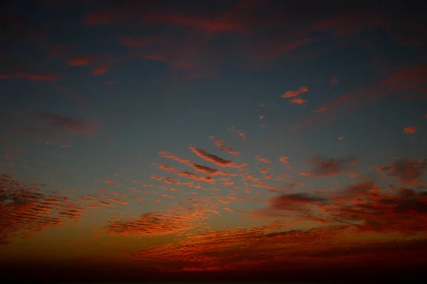 Deniz Kırmızı Güneş Batımında Ufukta Oturur — Stok fotoğraf