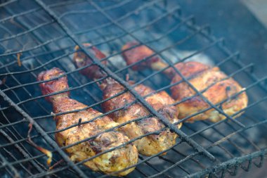 Izgara tavuk pişirme et ızgara üzerinde