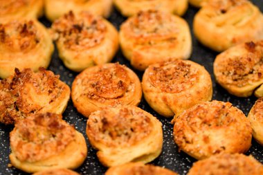 Aşçı'nın elinde pişirme çanağı