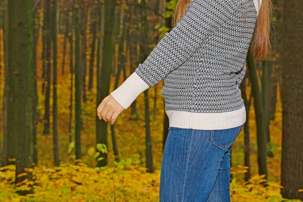 女孩与一个穿牛仔裤在树林里的家伙 — 图库照片