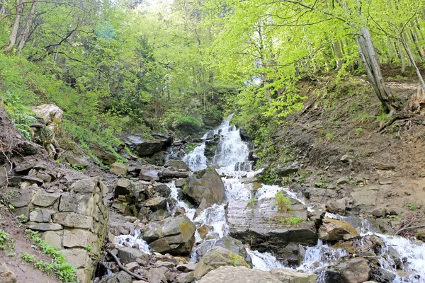 Cachoeira Nas Montanhas Primavera — Fotografia de Stock