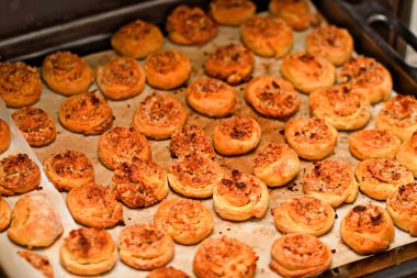 Aşçı'nın elinde pişirme çanağı