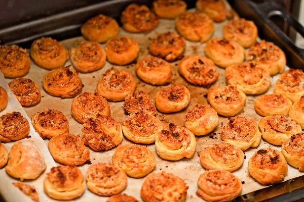 Aşçı'nın elinde pişirme çanağı