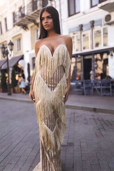 Street Moda Çekim Güzel Kız Poz Moda Elbise Esmer Koyu — Stok fotoğraf