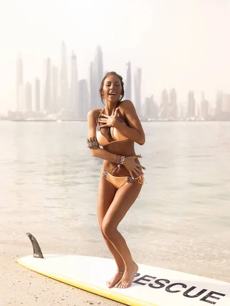 Dalgalar Mutlu Özgür Bikini Mükemmel Bronz Ten Rengi Deri Sörf — Stok fotoğraf
