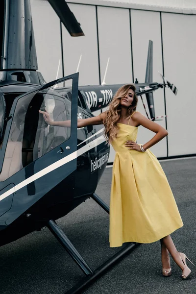 Güzel Genç Kız Yatta Helikopter Gülümseyerek Deniz Neşeli Mutlu Kişi — Stok fotoğraf