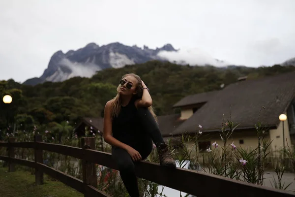 Hezká Mladá Dívka Jachtě Miluje Horolezectví Hory Přiletí Vrtulník Krásných — Stock fotografie