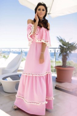 Pinky kısa uzun elbise, brades, makyaj, palmiye ağaçları, yaz, sıcak, Güneş, bronz tan, şemsiyesi altında deniz, şaşırtıcı görünüm gülümseyen ve neşeli, ayakta ihale genç esmer