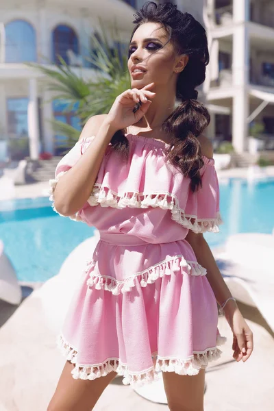 Model Stojący Pobliżu Basenu Pinky Krótka Sukienka Ręką Brades Twarzy — Zdjęcie stockowe