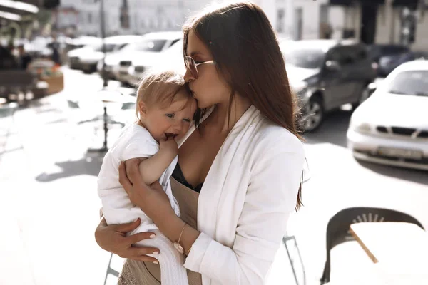 Amar Mãe Beijando Sua Menina Bebê Pequeno Segurá Dando Concurso — Fotografia de Stock