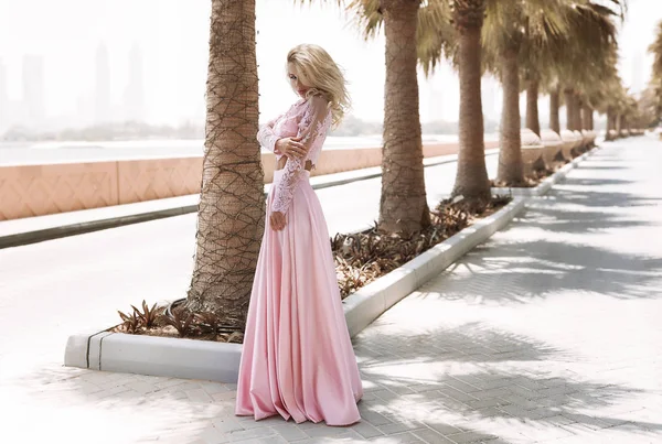 Стрункі Блондинка Поруч Морем Дубаї Пальми Гарячий Чудові Сукні Літня — стокове фото