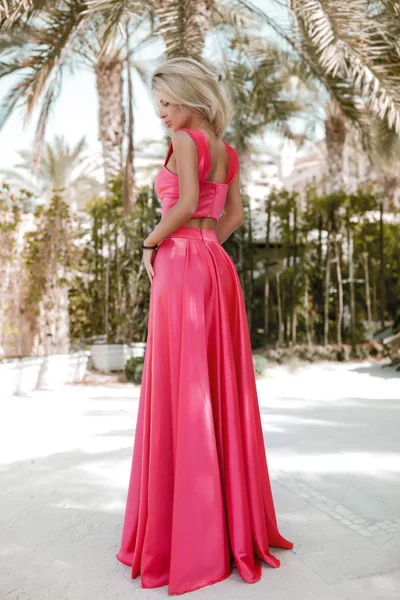 Välväxt Blondin Intill Havet Dubai Palmer Varma Vackra Klänningar Sommar — Stockfoto