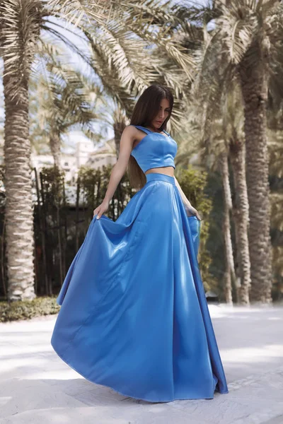 Stylowy Model Jest Stojący Pobliżu Palmy Niebieska Suknia Oddzielone Macha — Zdjęcie stockowe