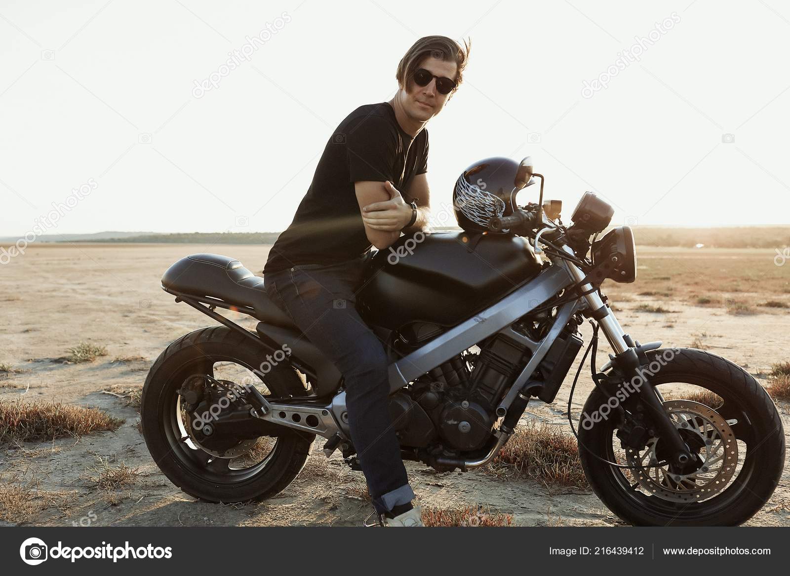 Hombre Fuerte Sentado Moto Medio Del Desierto Casco Con Las