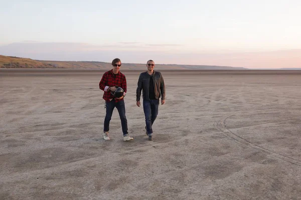 Homens Bonitos Caminhando Pelo Deserto Capacete Com Asas Acessórios Óculos — Fotografia de Stock