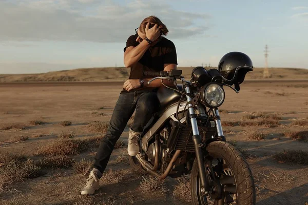 Elegante Hombre Moderno Motocicleta Medio Del Desierto Casco Accesorios Gafas — Foto de Stock