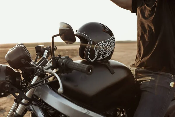 Imagem Livre Capacete Com Asas Brancas Motocicleta Espelhos Leme Equitação — Fotografia de Stock