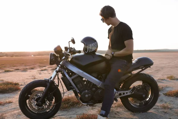 Uomo Adulto Seduto Sulla Moto Sognando Viaggiare Mezzo Deserto Casco — Foto Stock