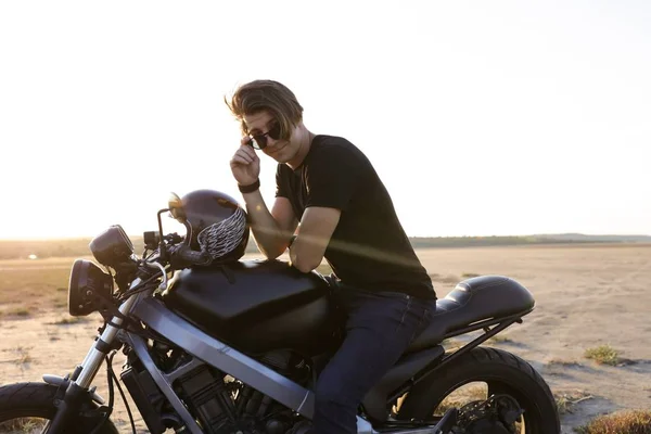 Coqueteando Chico Sentado Moto Medio Del Desierto Casco Con Las — Foto de Stock