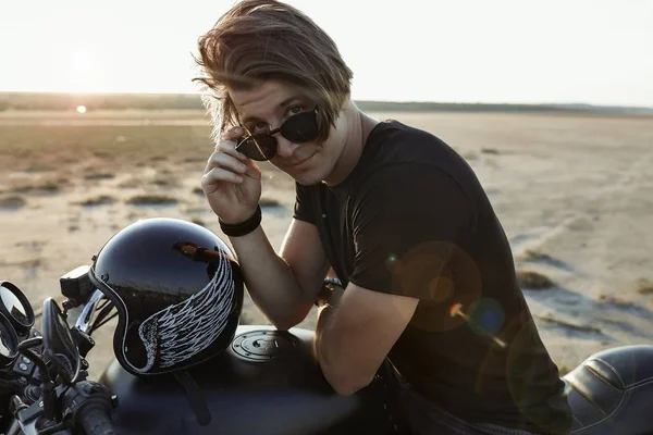 Sexy Jovem Sentado Moto Meio Deserto Capacete Com Asas Acessórios — Fotografia de Stock